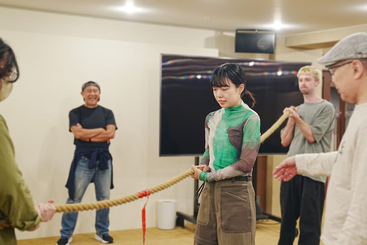 ▲「なんで私が‥‥」と思いながら監督に指導を受けています。