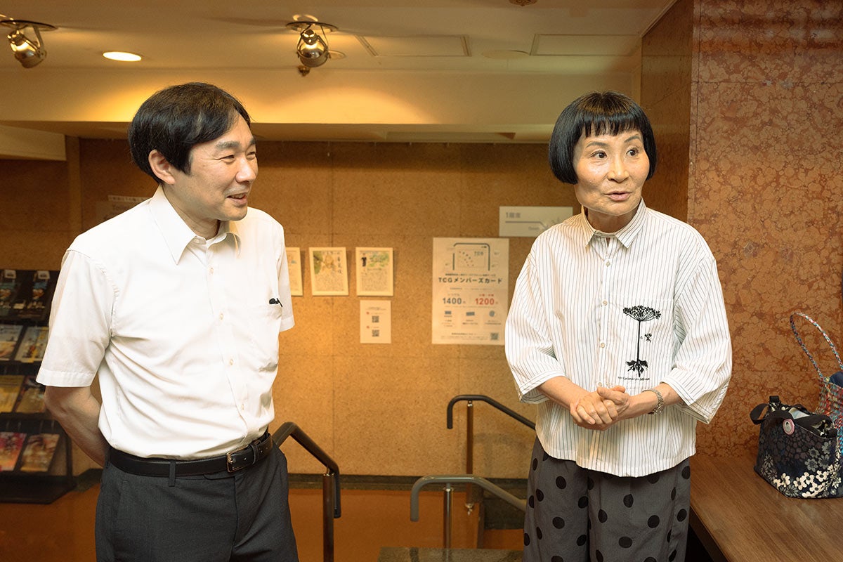 銀座文化、シネスイッチ銀座に勤めて44年の吉村俊一さん（左）