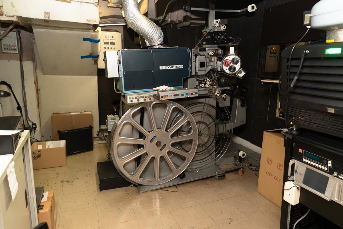 日本電子光学工業製35mmフィルム映写機「CINE FOWARD」、ランプハウスは「CINEMECCANICA」。手前にあるのは、現在使われているDLPプロジェクター