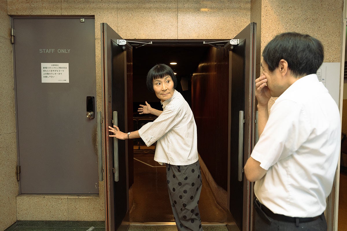 １階席入口の横、「STAFF ONLY」と書かれた扉が映写室の入口