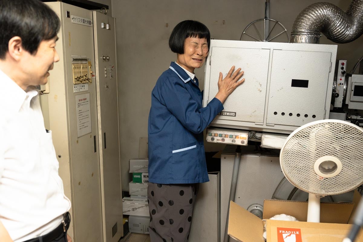 古い映写機に、思わず頬を寄せる