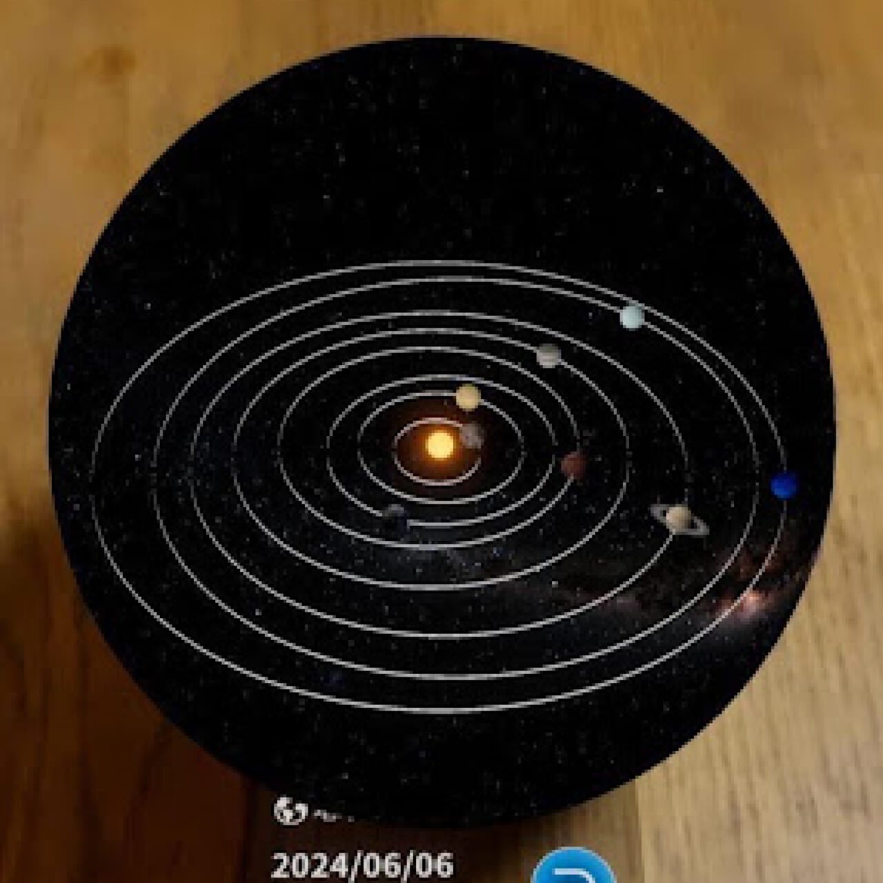 太陽のまわりを回る公転のようすを時間に沿って見られる。手動操作も可能。