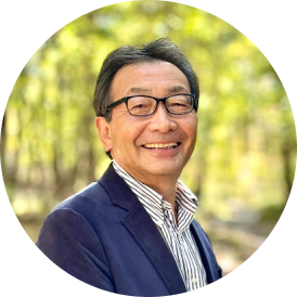 椅子に座って話している安宅先生