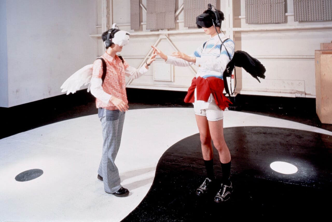 ▲「視聴覚交換マシン」(1993年)。他人の視点でものを見ることができる。アイデンティティの境界を曖昧にすることを目的として制作された。