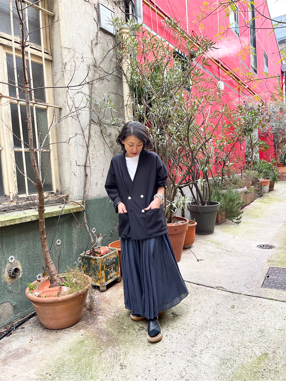 スカートまくっている画像 