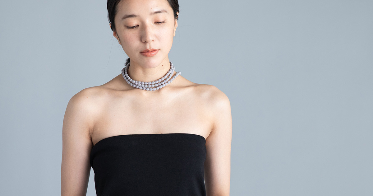 miiThaaii のシルクコットンネックレス、こんなコーディネートで 伊藤