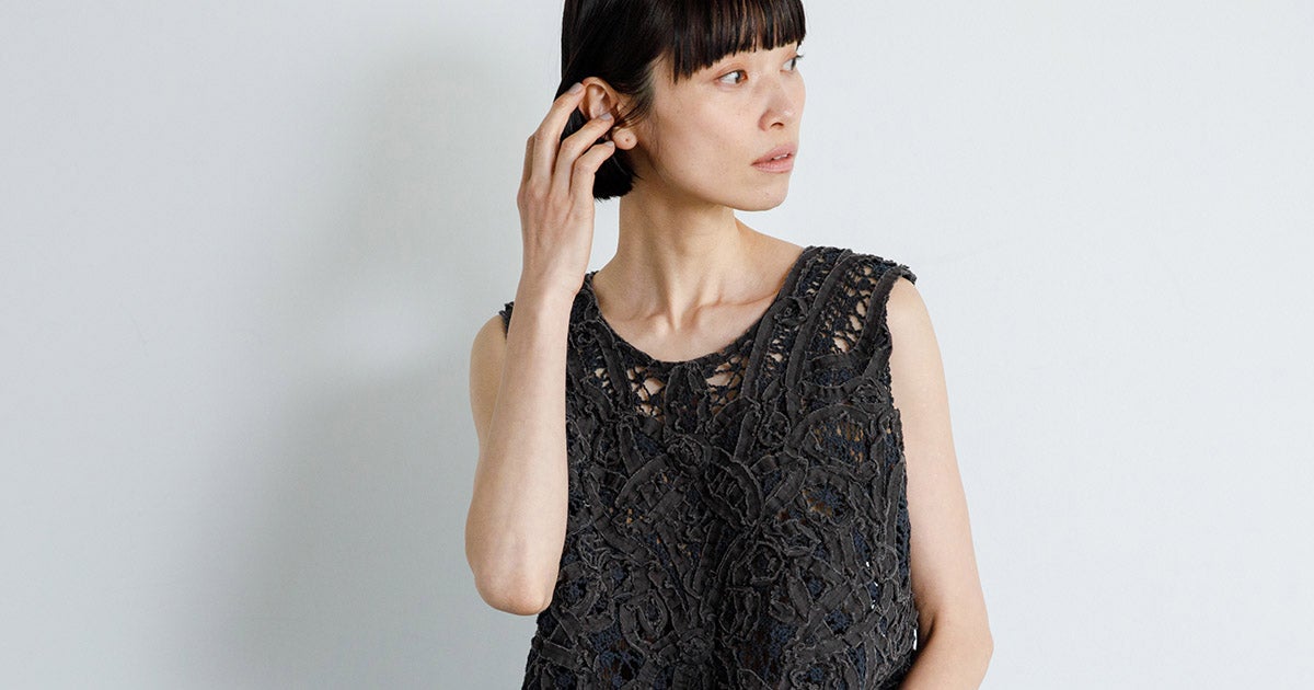 01 レースと刺繍の圧倒的な存在感 - 凹凸が美しいコード刺繍と曲線を