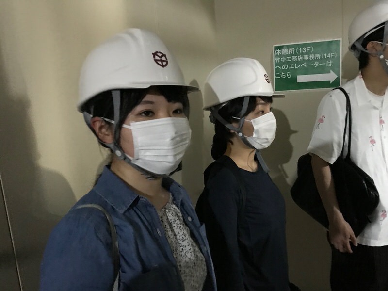 エレベータに乗り込む