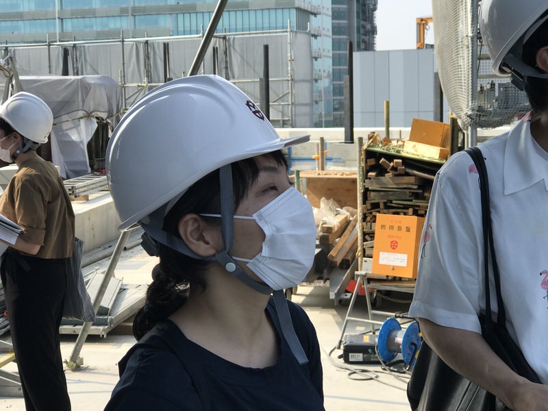 うっとりと何かを見つめる光井