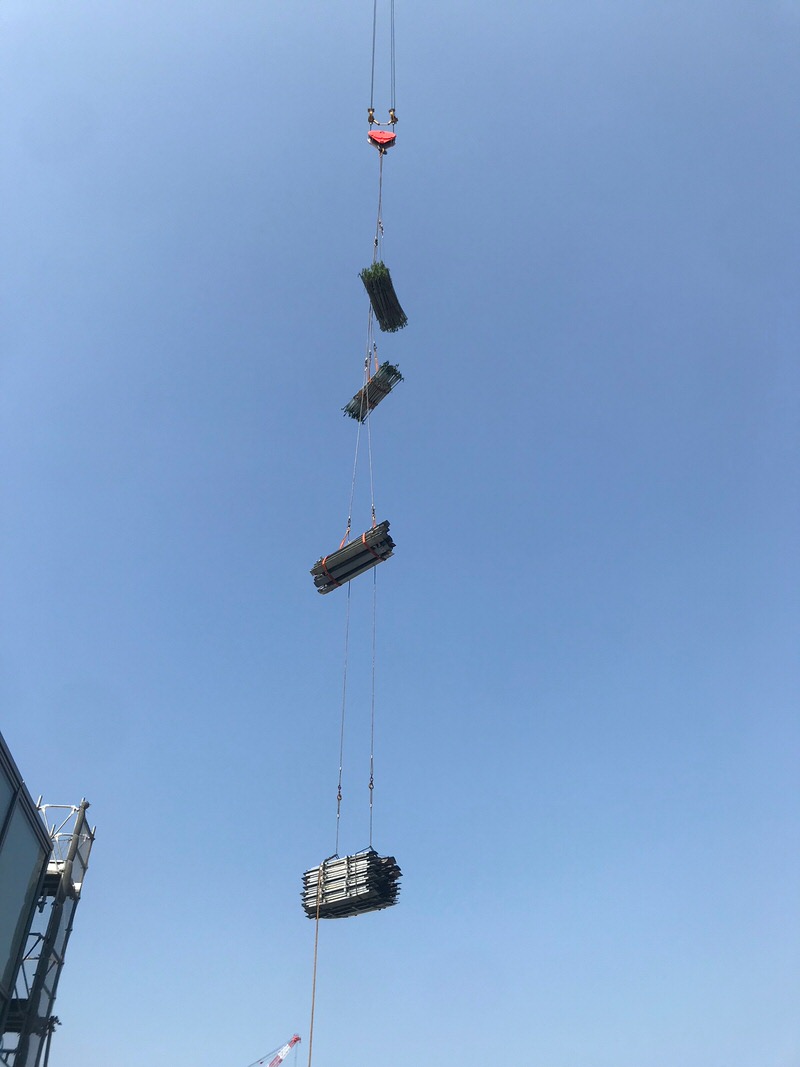 資材を吊るすクレーン