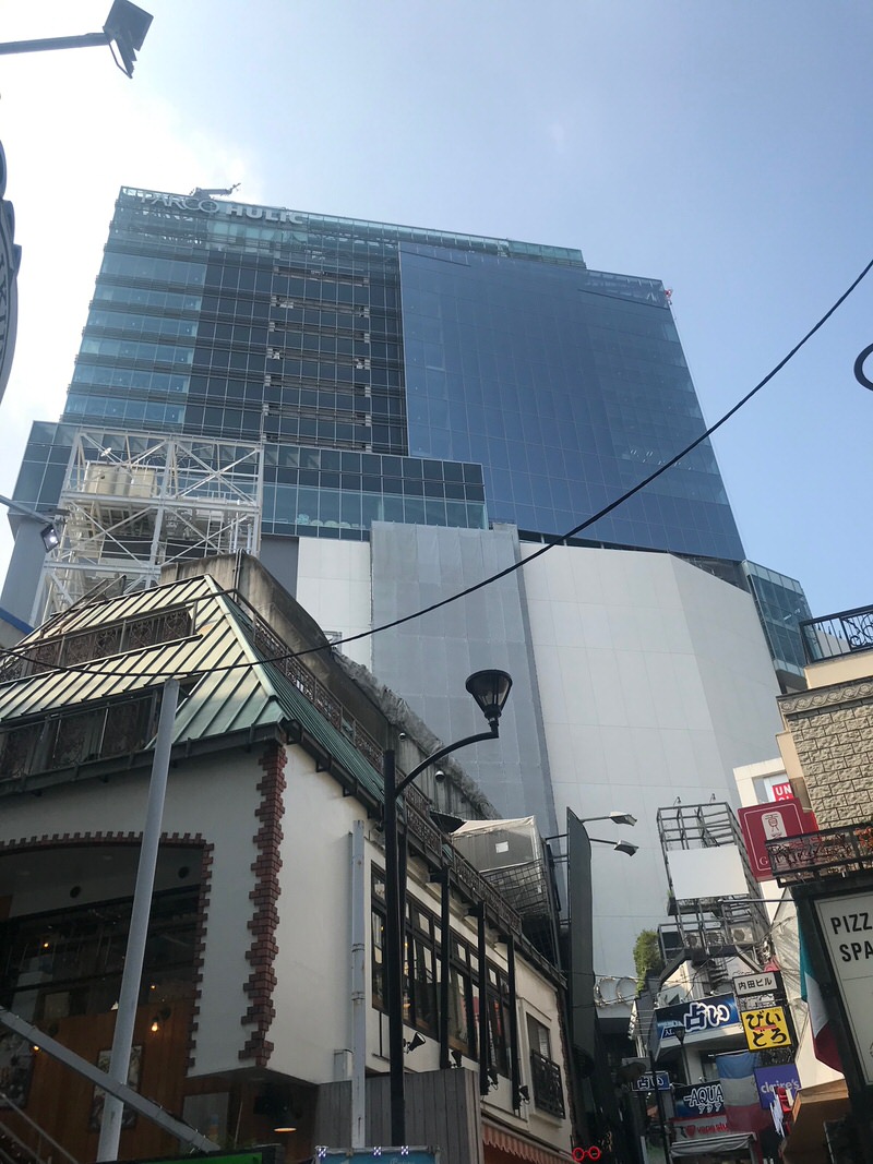 前方の上方に見えてきた渋谷PARCO