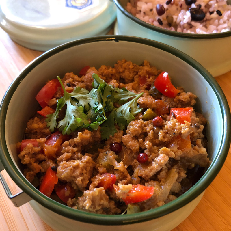 パプリカとピクルスのチキンキーマカレー