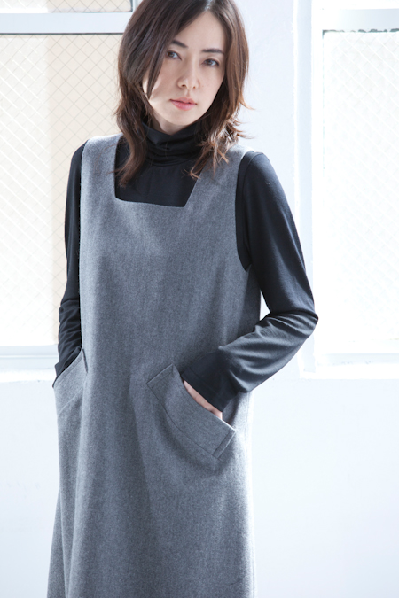 【hobonichi+a.】スクエアジャンパースカート　黒 軽い着心地が魅力のジャンスカはオールブラックコーデで洗練され