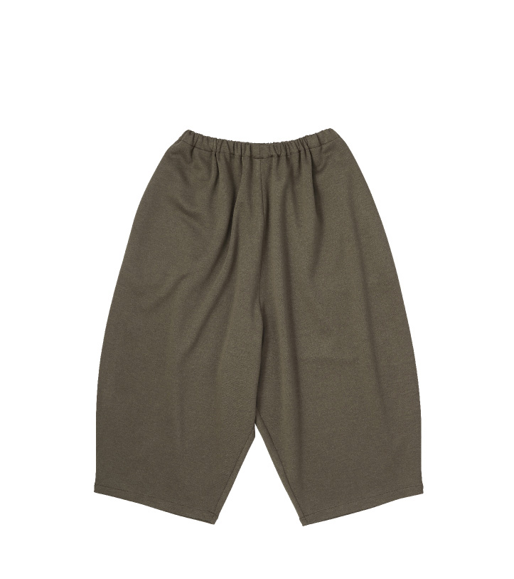 カーキのボールパンツ