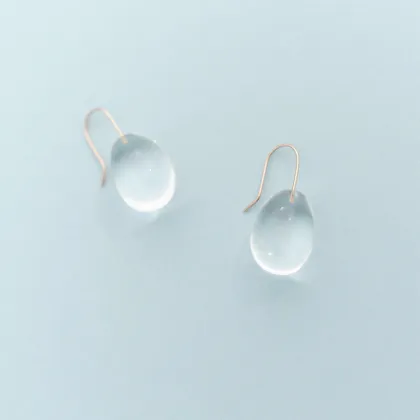 水晶のオーバルピアス