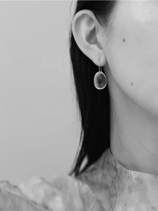 水晶のオーバルピアス