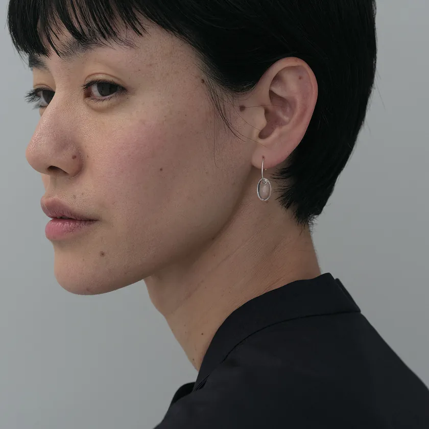 水晶のオーバルピアス・イヤリング（slim）