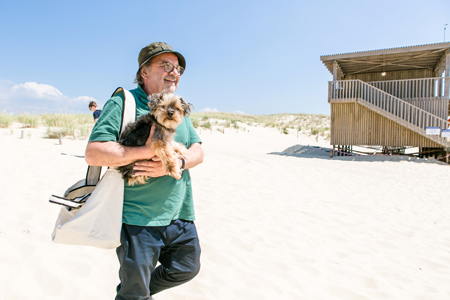 ▲「ボクがバブーのタクシー代わりだぞ」なんてバブーを抱っこしてくれました