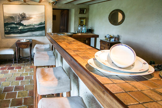 ▲奥の壁面に飾られているのがニコルさんの作品です