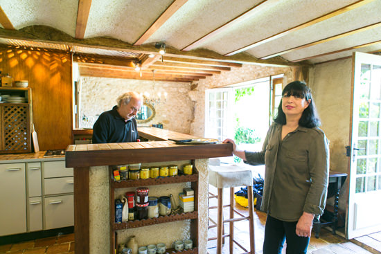 ▲ニコルさんと、キッチンでウェルカムブランチの準備をしてくれるパートナーのディディエさん