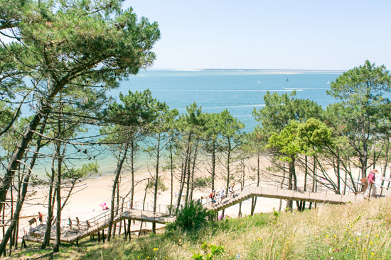 ▲ビーチに降りる長い木の通路