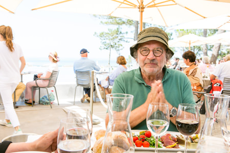 ▲嫌いな野菜を残してニコルさんに怒られるおちゃめなディディエさん