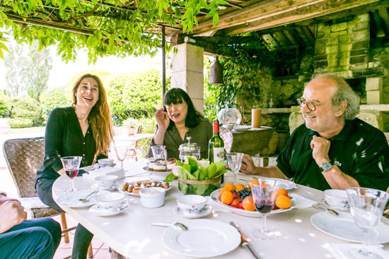 ▲お庭の木陰でブランチをいただきながら話を聞きました