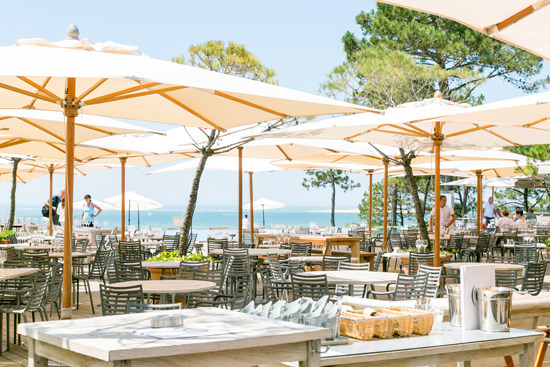 ▲お２人のお気に入りのホテル・レストランで海を見ながらランチタイム