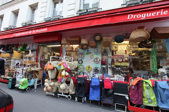 ▲日用品のちょっとしたものはなんでも揃う「ドログリ」は町のあちこちに