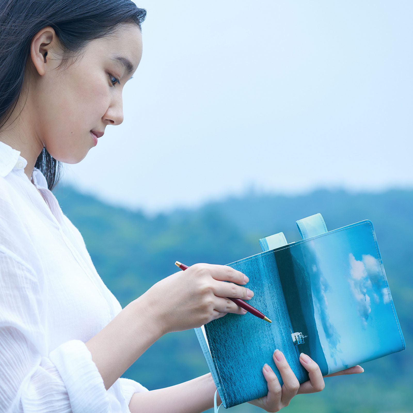ほぼ日手帳カバー　幡野広志　オリジナル&カズン 幡野広志 / 湖の写真 - 手帳ラインナップ - ほぼ日手帳 2021