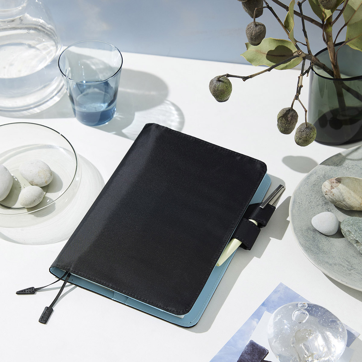 カラーズ / ブラック×クリアブルー ［カズンサイズ（A5）］ - 手帳