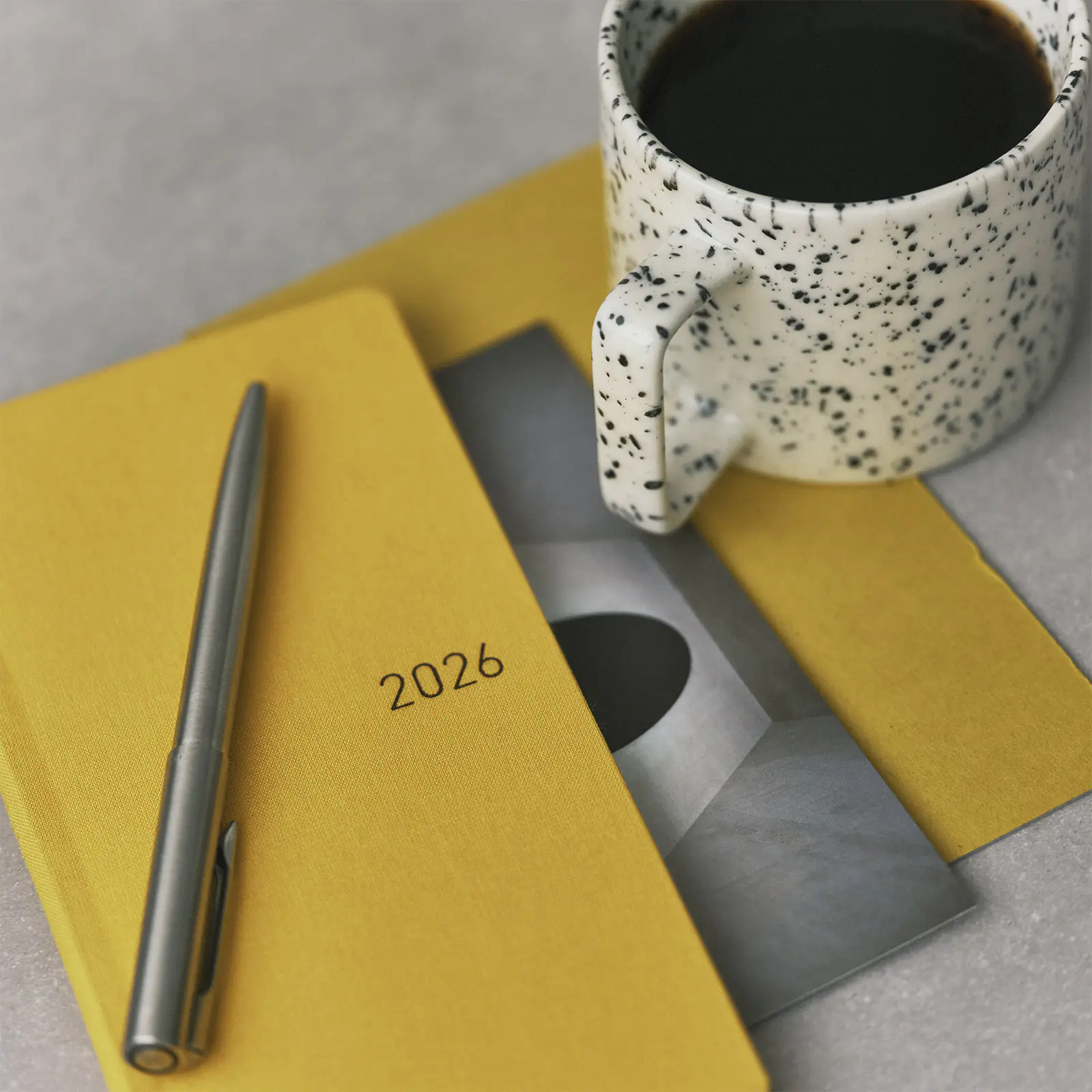 カラーズ / フルムーンイエロー ［weeks MEGA/週間レフト/日本語版