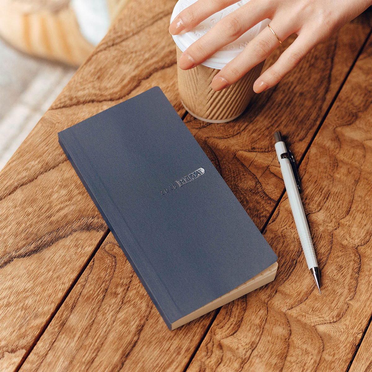 スニーカー / インディゴブラック ［weeks MEGA/週間レフト/日本語版・英語版/1月/月曜はじまり］ - 手帳ラインナップ - ほぼ日手帳 2026