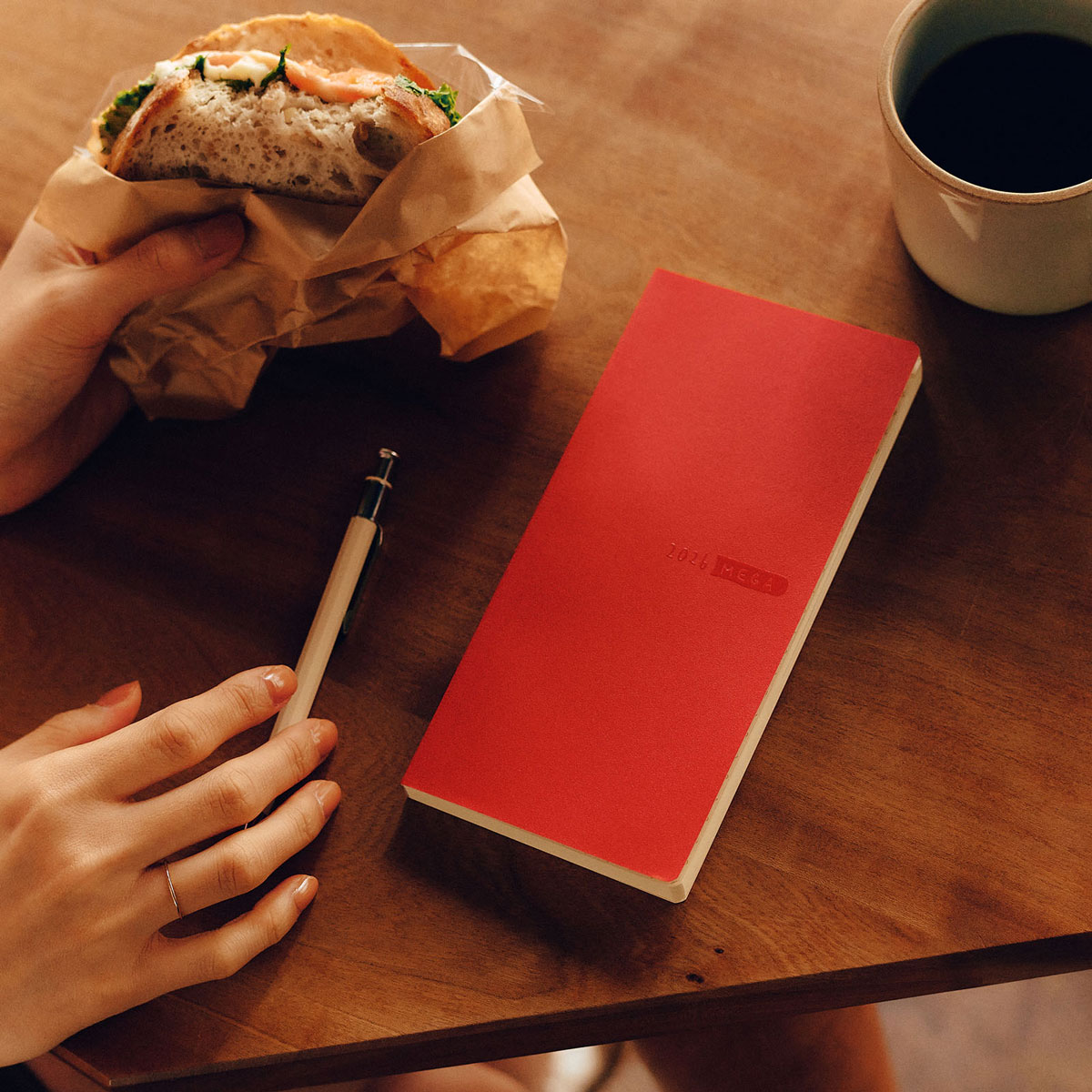 スニーカー / トマトレッド ［weeks MEGA/週間レフト/日本語版・英語版/1月/月曜はじまり］ - 手帳ラインナップ - ほぼ日手帳 2026