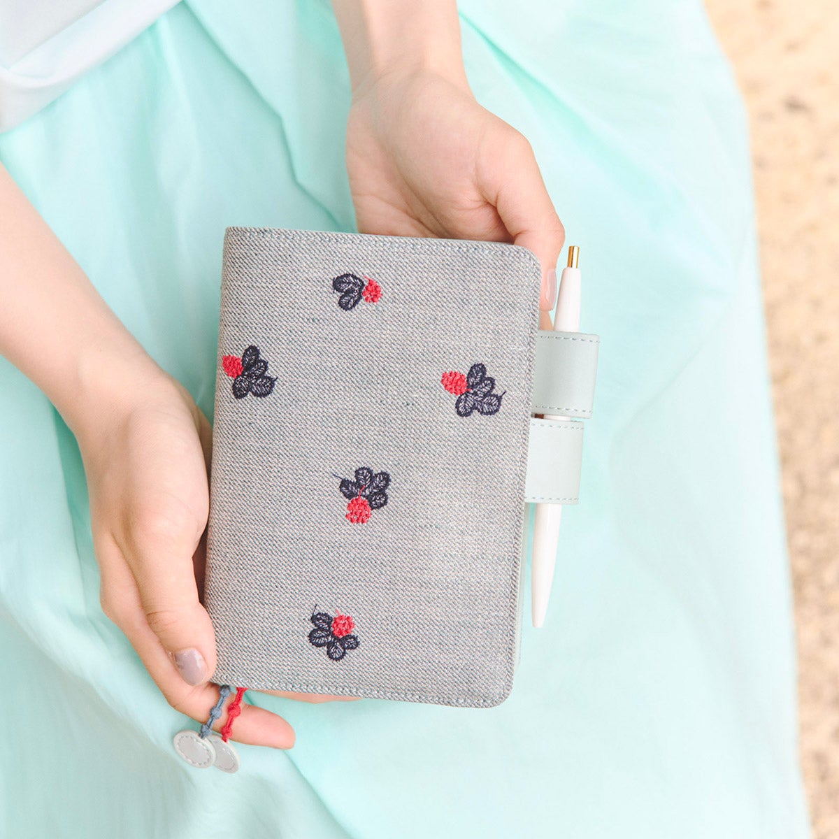 ミナペルホネン light berry traveler's pouch L light berry