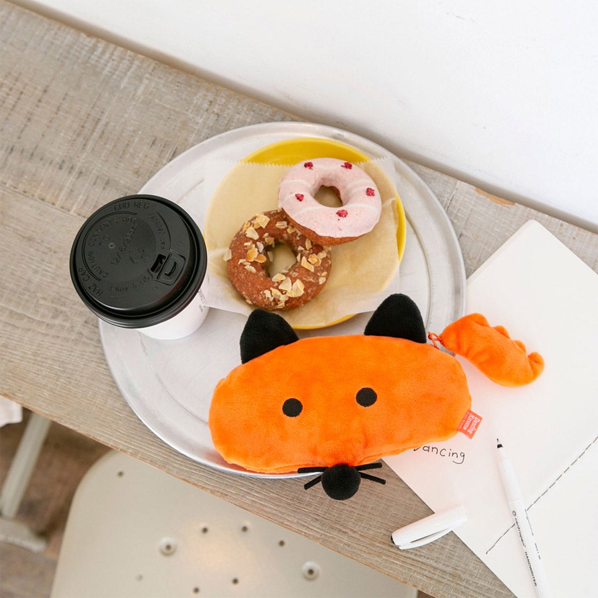 BABYL 日焼け子狐ぬいぐるみ　 2WAYポーチ　 リストバンド ダンシングきつね / ぬいぐるみポーチ - 文具・雑貨ラインナップ