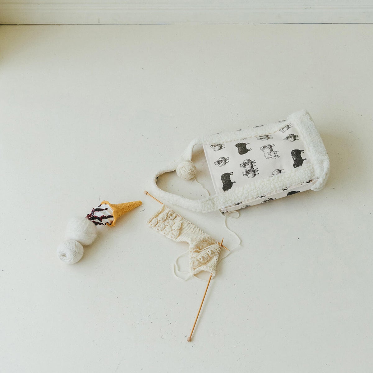 BAGUETTE TOTE FOR KNITTERS SHEEP三國万里子 Miknits: Baguette Tote for Knitters (Sheep) - Stationery Lineup